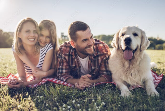 famille heureuse autour d un chien éduqué par des méthodes positives